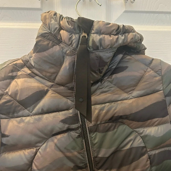 ! Lululemon Fluffin Awesome Jacket
Coast Camo Butter Pink Multi - Picture 7 of 10